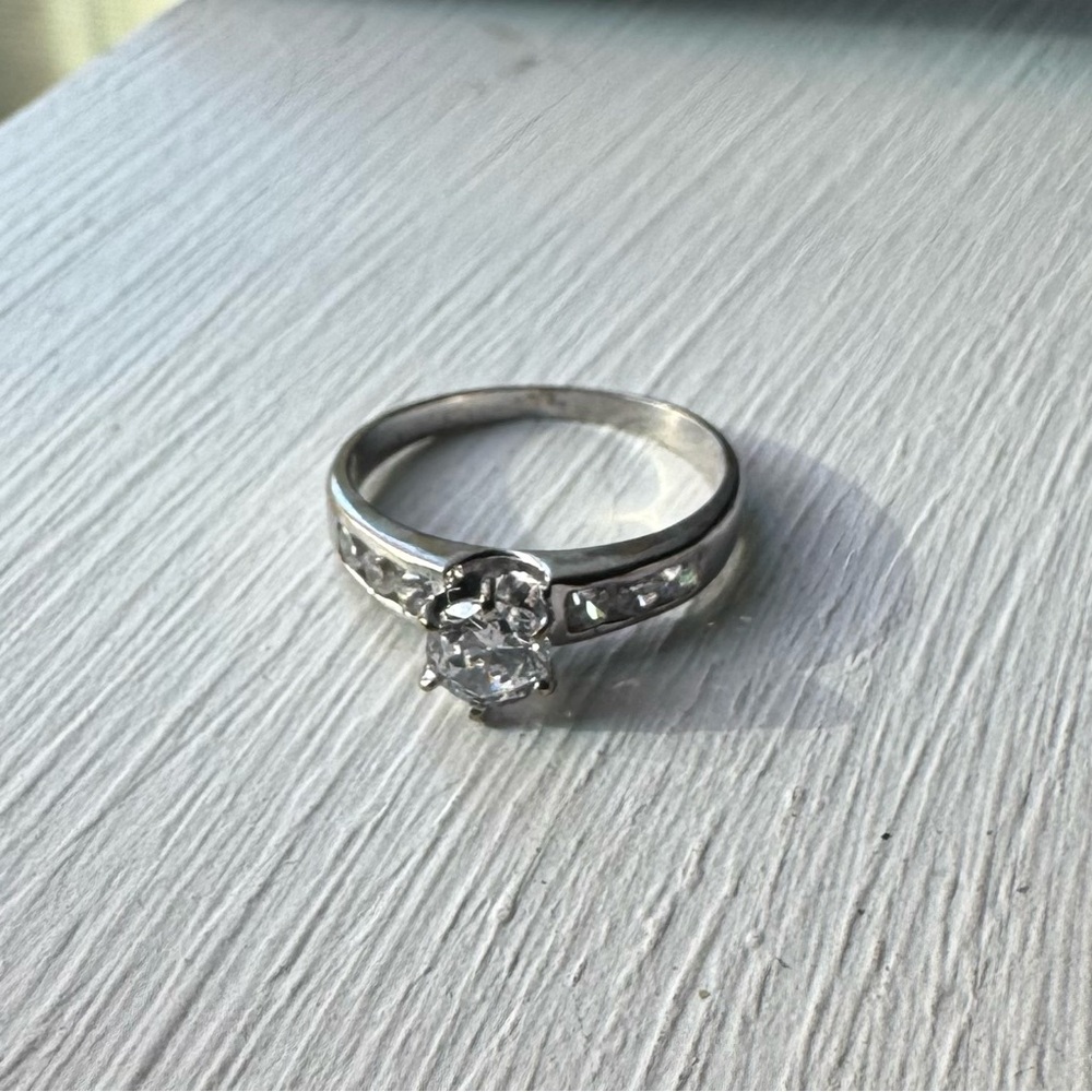 Elegant 10K White Gold Ring with CZ